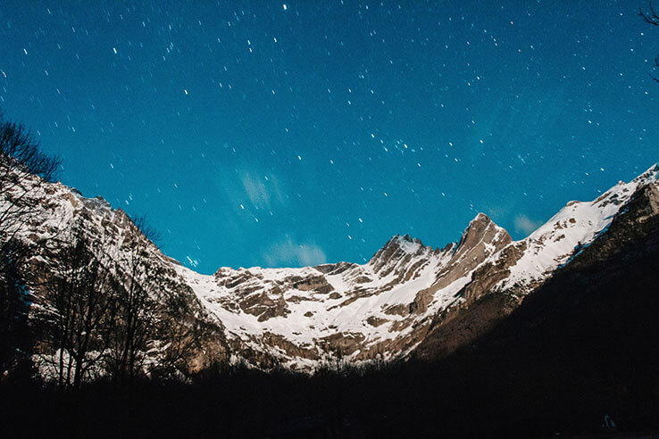 Noite estrelada sobre os cumes nevados Noite estrelada sobre os cumes nevados