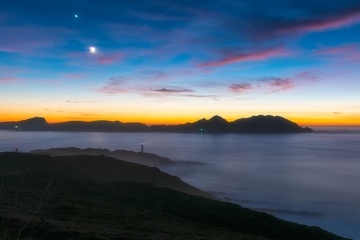 Vue des îles Cíes au coucher du soleil