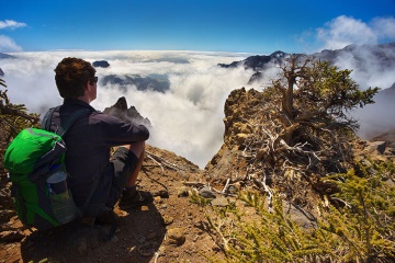 Escursionista che ammira il panorama sopra le cime montane