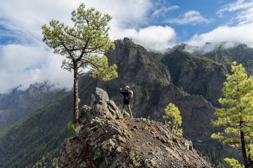 Wanderer schießt ein Foto auf dem Berg