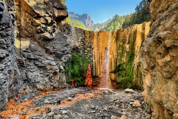 Bunter Wasserfall