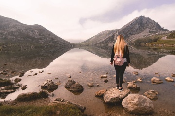 Une jeune fille près du lac Enol