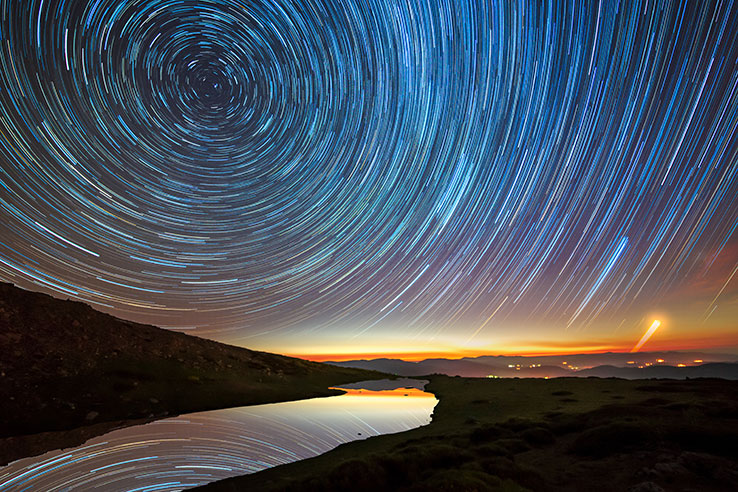 Star trail sobre a lagoa de Peñalara Star trail sobre a lagoa de Peñalara