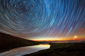 Star trail sobre a lagoa de Peñalara