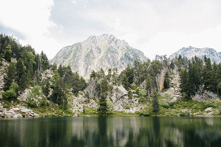 Lac dans le parc national d'Aigüestortes i Estany de Sant Maurici Lac dans le parc national d'Aigüestortes i Estany de Sant Maurici