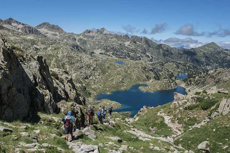 Descente vers le lac Obago dans le parc national d'Aigüestortes i Estany de Sant Maurici Descente vers le lac Obago dans le parc national d'Aigüestortes i Estany de Sant Maurici