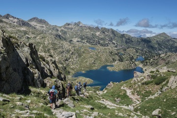 アイグエストルタス・イ・エスタニ・デ・サン・マウリシ国立公園の湖への降下道