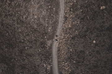 Vista aérea de dos senderistas por el parque