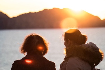  Chicas contemplando el atardecer sobre las Islas Cíes