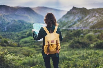 Jeune fille carte en main au Pays basque