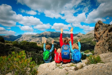 Туристы в горах Гуадалеста, Аликанте (Валенсийское сообщество)