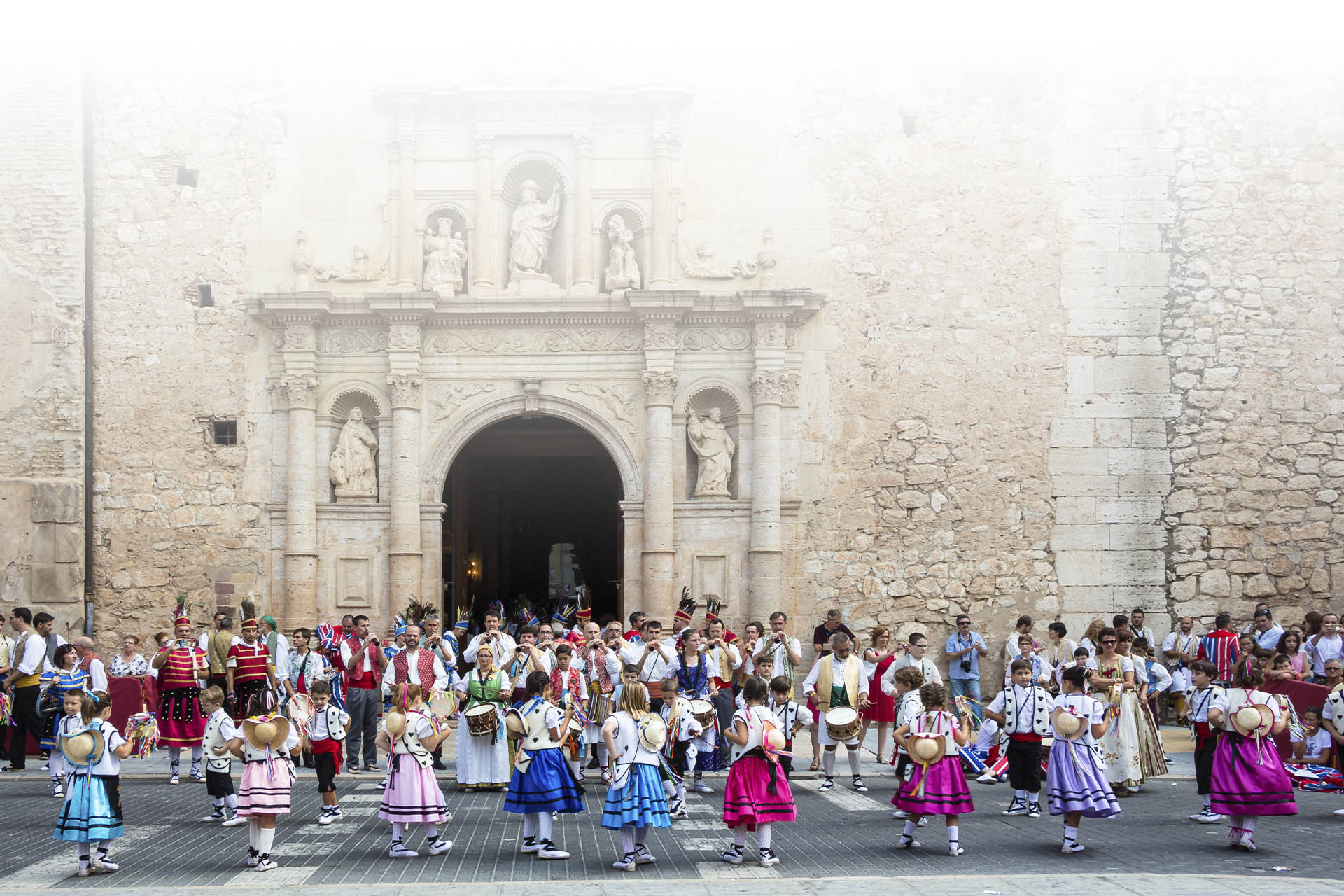 Danza de Les Pastoretes, los más pequeños de las fiestas de la Mare de Déu de la Salut de Algemesí (Valencia) Danza de Les Pastoretes, los más pequeños de las fiestas de la Mare de Déu de la Salut de Algemesí (Valencia)
