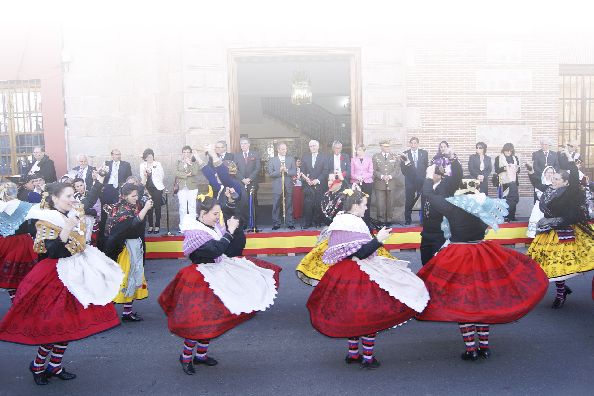Bailes regionales en la fiesta de Las Mondas, en Talavera de la Reina (Toledo, Castilla-La Mancha) Bailes regionales en la fiesta de Las Mondas, en Talavera de la Reina (Toledo, Castilla-La Mancha)