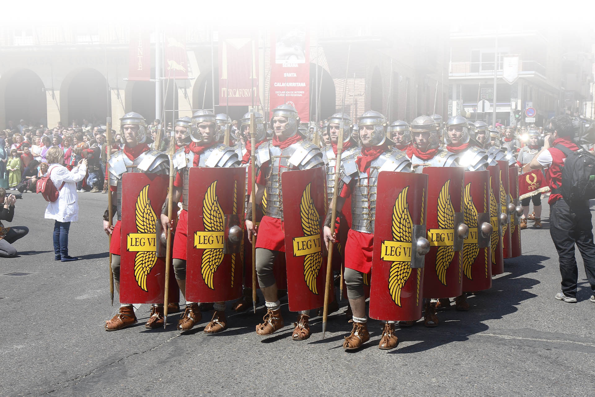 Desfile de legiones romanas en el Mercaforum durante la Semana Santa Calagurritana (Calahorra, La Rioja) Desfile de legiones romanas en el Mercaforum durante la Semana Santa Calagurritana (Calahorra, La Rioja)