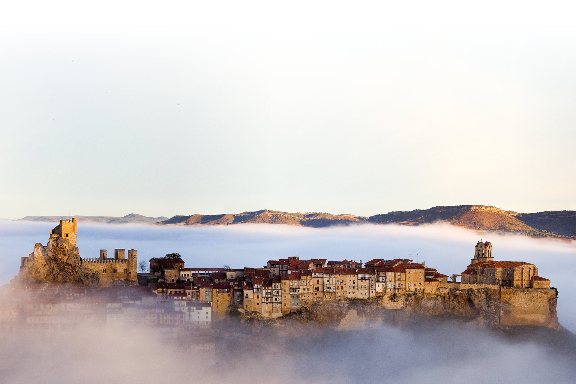 Panoramica di Frías, a Burgos (Castiglia e León) Panoramica di Frías, a Burgos (Castiglia e León)