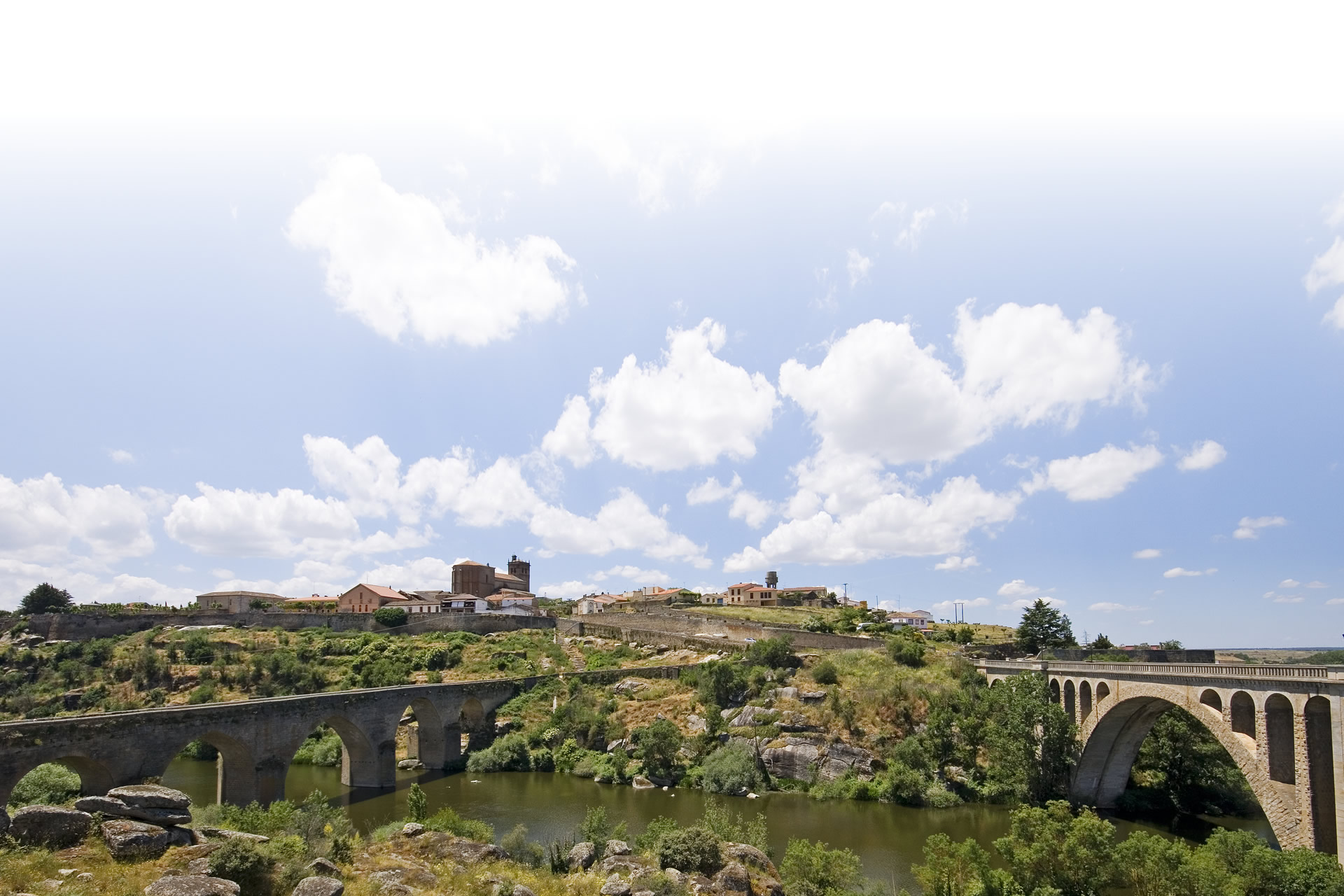 Vista panorâmica de Ledesma (Salamanca, Castilla y León) Vista panorâmica de Ledesma (Salamanca, Castilla y León)