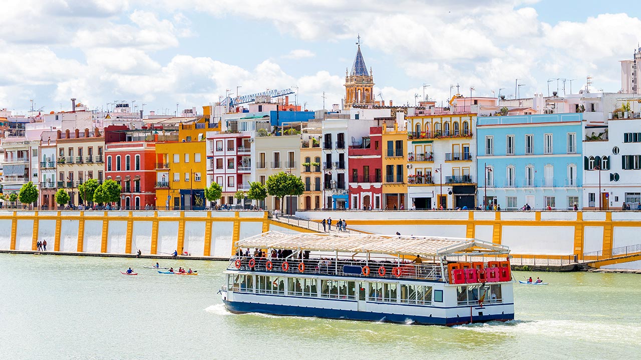 Calle Betis z mostu Triana w Sewilli Calle Betis z mostu Triana w Sewilli