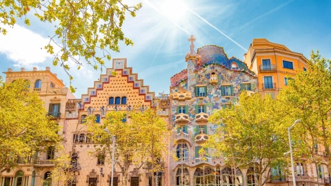 Paseo de Gracia ze szczegółowym widokiem budynku Casa Batlló w Barcelonie