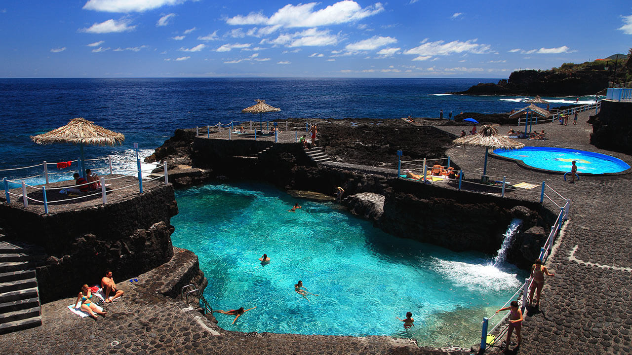 Piscinas de Charco Azul en San Andrés, isla de La Palma  Piscinas de Charco Azul en San Andrés, isla de La Palma