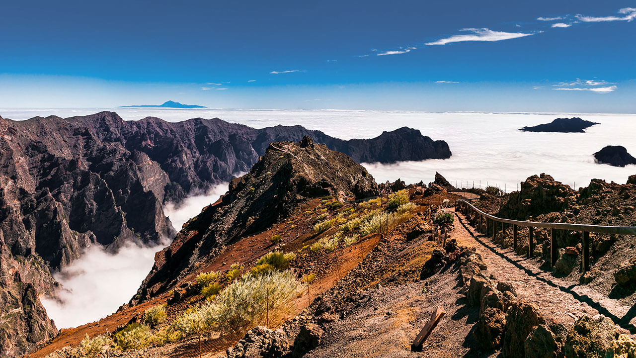 Mirador del Roque de los Muchachos en la isla de la Palma Mirador del Roque de los Muchachos en la isla de la Palma