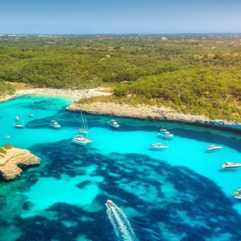 Vista aérea de algumas pequenas praias em Maiorca