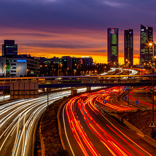 Vue nocturne de la voie rapide A-1 à Madrid