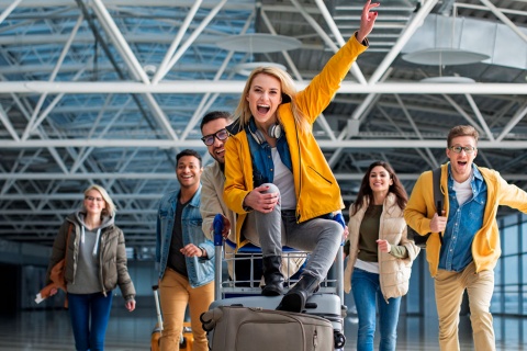 Grupo de amigos em um aeroporto