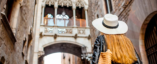 Turista no Bairro Gótico de Barcelona