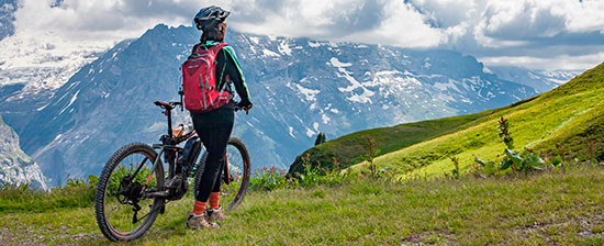 Una donna in mountain bike
