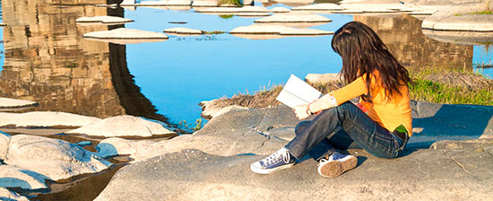 サラマンカで本を読んでいる女性