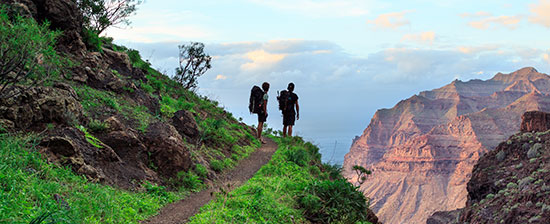 Praticantes de trekking observando a paisagem em Gran Canaria