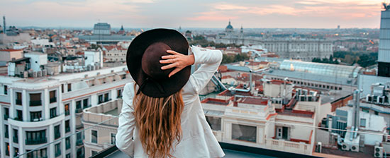 Junge Frau betrachtet die Aussicht auf Madrid