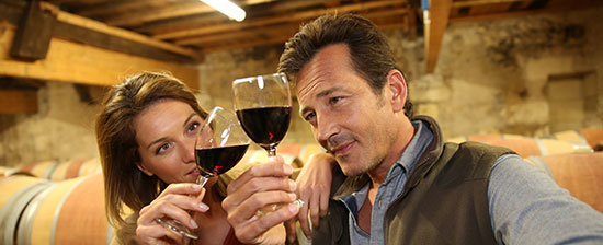 Para podczas degustacji wina w jednej z piwnic winiarskich