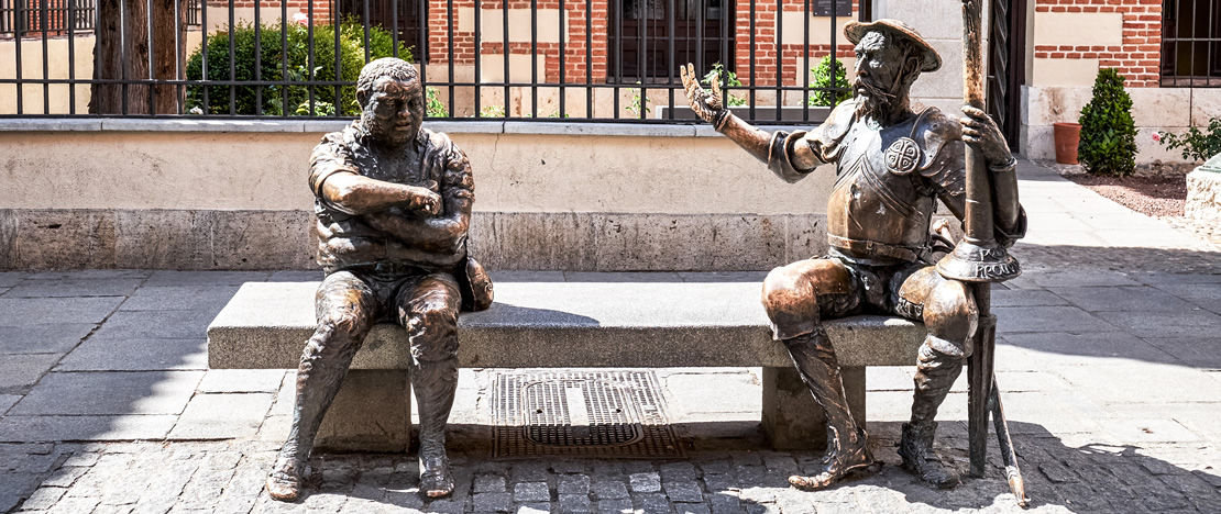 Фигуры Санчо Пансы и Дон Кихота перед родным домом Мигеля де Сервантеса в Алькала-де-Энарес, сообщество Мадрид