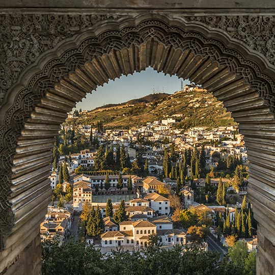 Blick auf das Albaicín-Viertel in Granada aus einem Fenster der Alhambra
