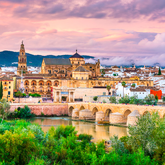 Vista del ponte romano che attraversa il fiume Guadalquivir e della spettacolare Moschea-Cattedrale di Cordova.