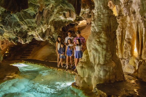 Grupo de niños visitando La Palmatoria en la Gruta de las Maravillas de Aracena. Huelva, Andalucía