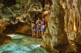 Kinder bei der Besichtigung der „Kerzenleuchter“ in der Gruta de las Maravillas in Aracena. Huelva, Andalusien