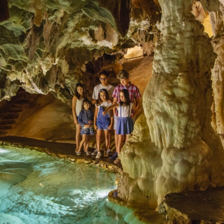 Grupo de niños visitando La Palmatoria en la Gruta de las Maravillas de Aracena. Huelva, Andalucía