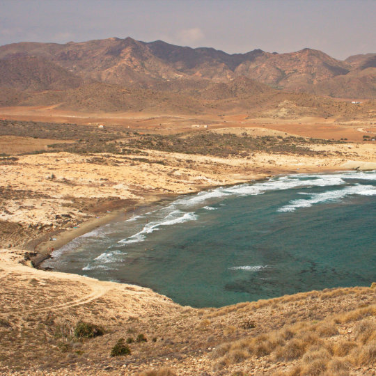 Widok na plażę Los Genoveses w San José, Almería, Andaluzja