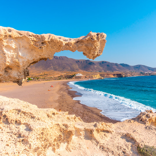 Playa de Los Escullos en el Parque Natural de Cabo de Gata, Almería, Andalucía