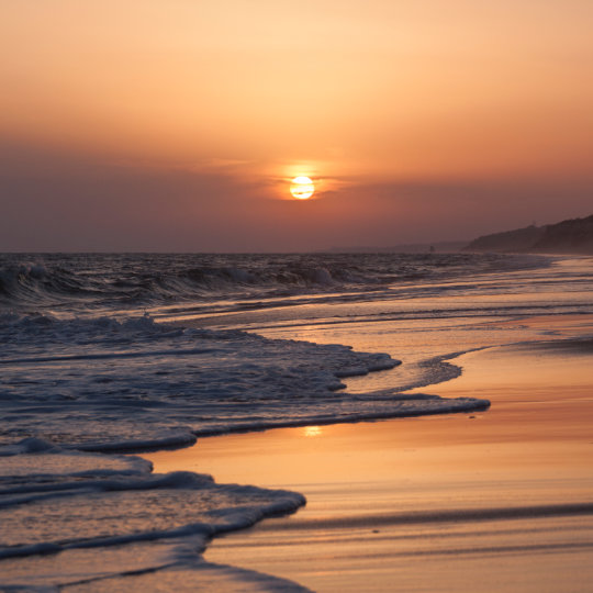 Sonnenuntergang am Strand von Mazagón in Huelva, Andalusien