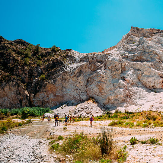 Excursionistas no roteiro do rio Chillar, em Nerja