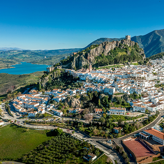 Vue aérienne du village de Zahara de la Sierra, au cœur du parc naturel Sierra de Grazalema, à Cadix