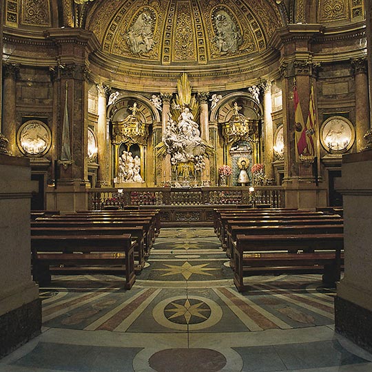 Wnętrze bazyliki El Pilar. Saragossa