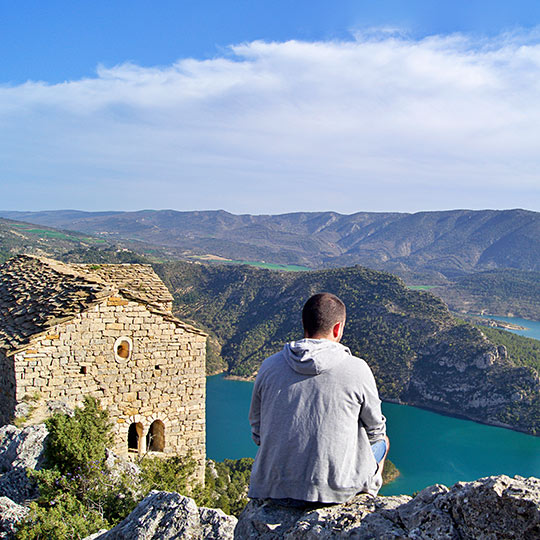 Un touriste admirant la vue depuis l'ermitage de Santa Quiteria et San Bonifacio en Aragon