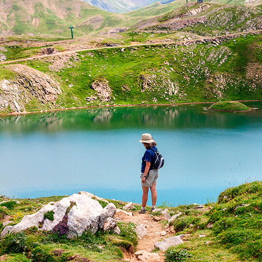Женщина у одного из горных озер в Пиренеях