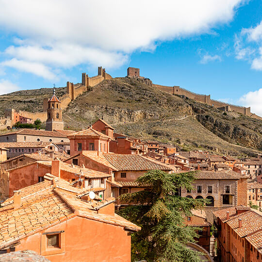 Blick auf die Stadtmauern von Albarracín, Teruel