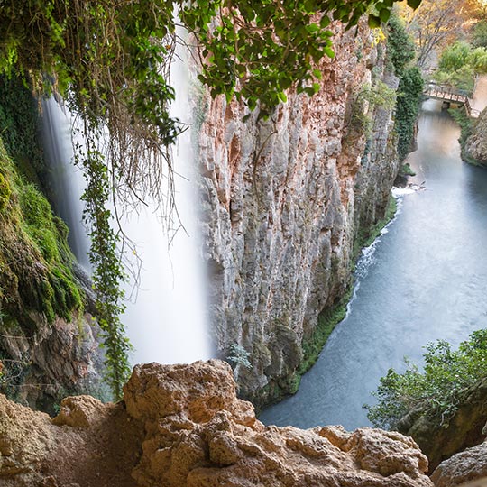 Wasserfall Cola de Caballo. Das Kloster Monasterio de Piedra, Zaragoza