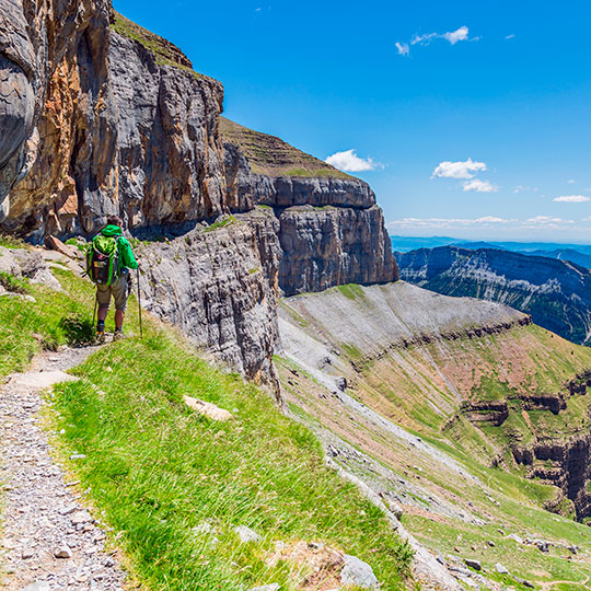 Un randonneur dans le parc national d'Ordesa et du Mont-Perdu, Huesca